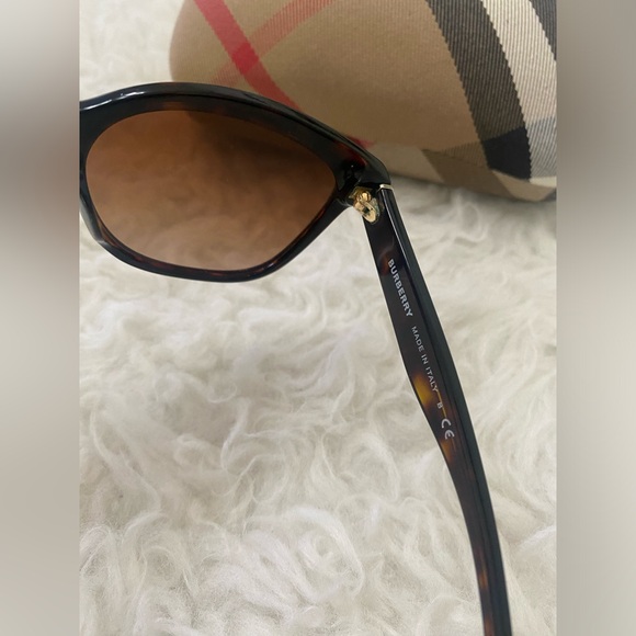 BURBERRY SUNGLASS 🤎🤎🤎 - Picture 7 of 9